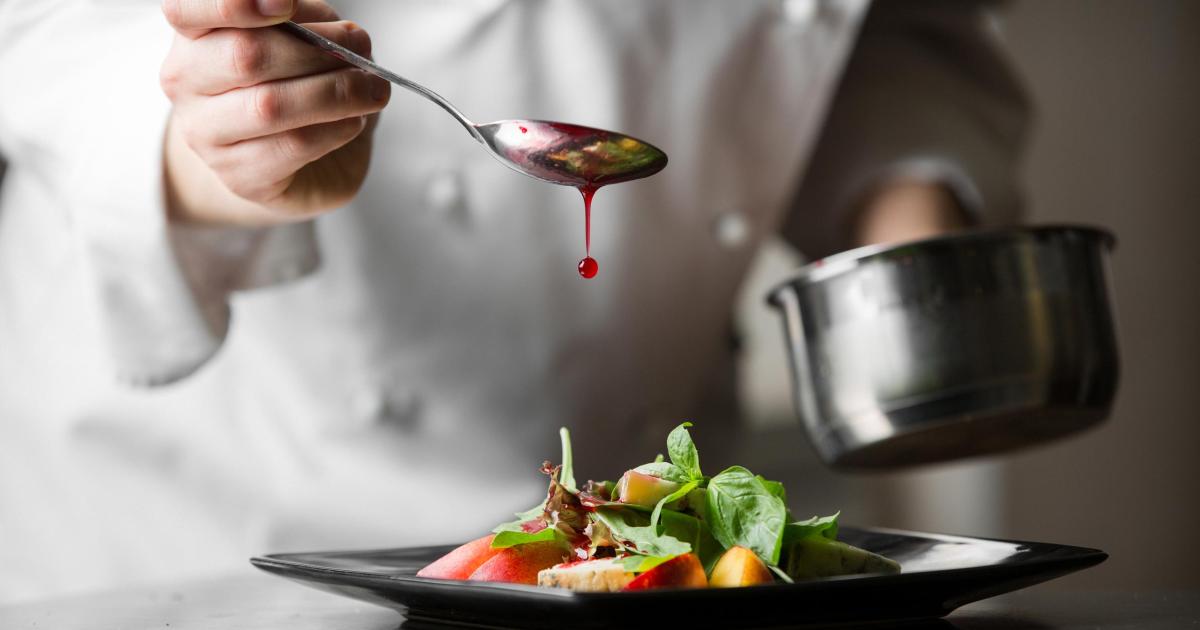 Chef durante la preparazione di un piatto